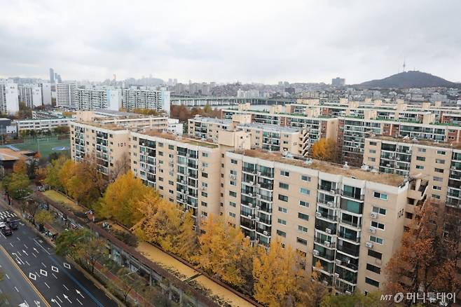 (서울=뉴스1) 신웅수 기자 = 압구정2구역에 최고 250m 높이의 2606가구 단지가 들어선다. 서울시는 지난 25일 제12차 도시계획위원회 수권분과소위원회를 개최해 압구정2구역 정비구역 및 정비계획 결정(변경)과 개발기본계획, 도시관리계획 결정(변경) 계획, 경관심의(안)를 '수정가결'했다고 25일 밝혔다. 현재 압구정동 일대에서는 미성, 현대, 한양 등의 아파트 1만여 가구가 6개 구역으로 나뉘어 재건축을 추진하고 있다. 압구정2구역은 1982년 준공된 현대아파트를 재건축하는 사업지로 재건축을 통해 용적률 300% 이하, 12개 동 2606가구(공공주택 321가구 포함), 최고 높이 250미터 이하 규모의 공동주택단지로 거듭날 전망이다. 사진은 26일 서울 강남구 압구정2구역의 모습. 2024.11.26/뉴스1 Copyright (C) 뉴스1. All rights reserved. 무단 전재 및 재배포, AI학습 이용 금지. /사진=(서울=뉴스1) 신웅수 기자