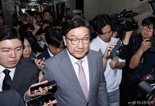 권성동 국민의힘 원내대표가 5일 오전 서울 여의도 국회에서 원내대표실로 향하며 취재진 질문받고 있다. 2025.6.5/사진=뉴스1 /사진=(서울=뉴스1) 이재명 기자