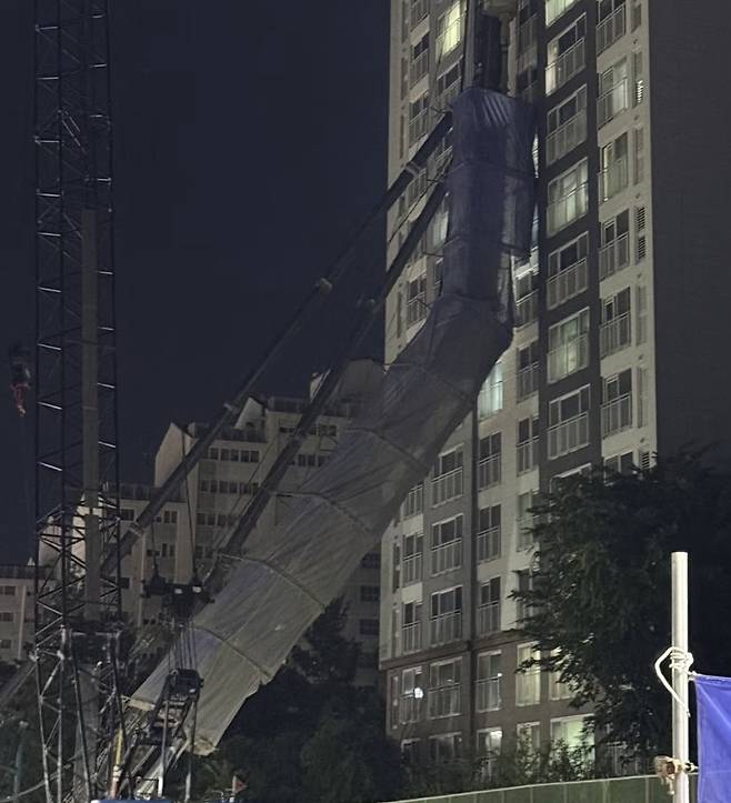 인덕원~동탄 복선전철 제10공구 공사 현장에 설치된 '천공기'가 아파트를 덮치는 사고가 발생해 주민이 긴급 대피했다./사진=독자 제공, 뉴스1