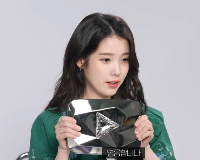 아이유가 다이아버튼 언박싱을 공개했다. / 유튜브 '이지금' 캡처