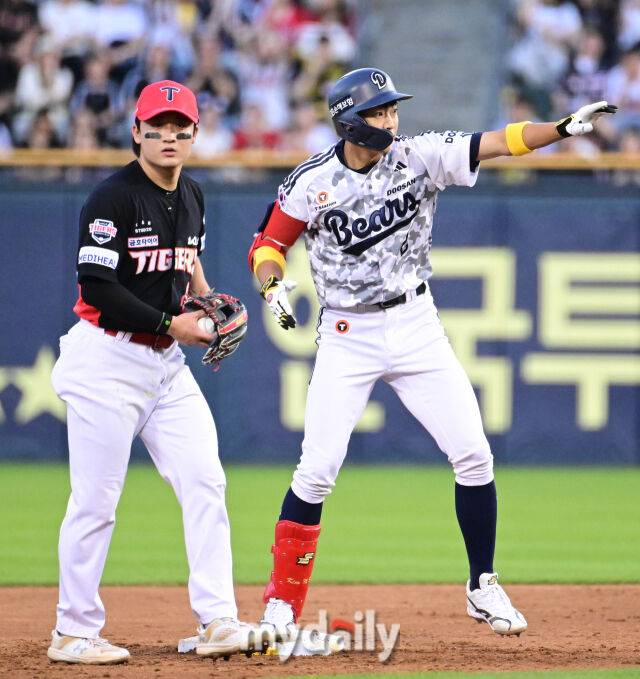 2025년 6월 5일 오후 서울 잠실구장에서 진행된 '2025 신한 SOL뱅크 KBO 리그' KIA 타이거즈와 두산 베어스의 경기.두산 김민석이 4회말 1사 1루서 안타를 친 뒤 KIA 중견수 김호령의 포구 실책 때 2루를 밟고 기뻐하고 있다.