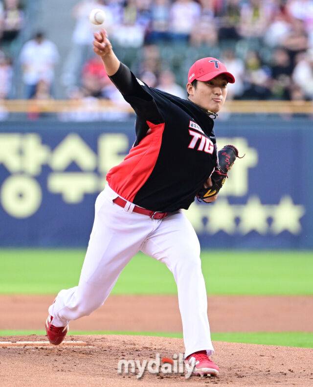 2025년 6월 5일 오후 서울 잠실구장에서 진행된 '2025 신한 SOL뱅크 KBO 리그' KIA 타이거즈와 두산 베어스의 경기. KIA 선발투수 김도현이 역투하고 있다./잠실 = 유진형 기자