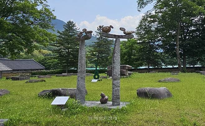 목탑지 입구 돌 솟대