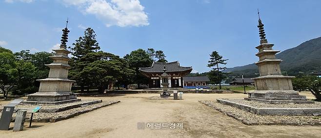 보광전 앞 쌍둥이 ‘동서 3층석탑’