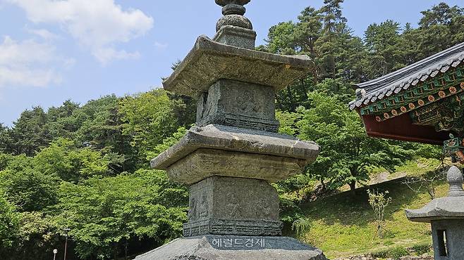 백장암 삼층석탑에 사천왕상, 보살상, 삼존불 등이 조각돼 있다.