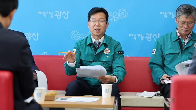 박병규 광산구청장이 최근 광산구청에서 열린 기자 차담회에서 금호타이어 광주공장 화재 관련 상황을 설명하고 있다. 광주 광산구청 제공