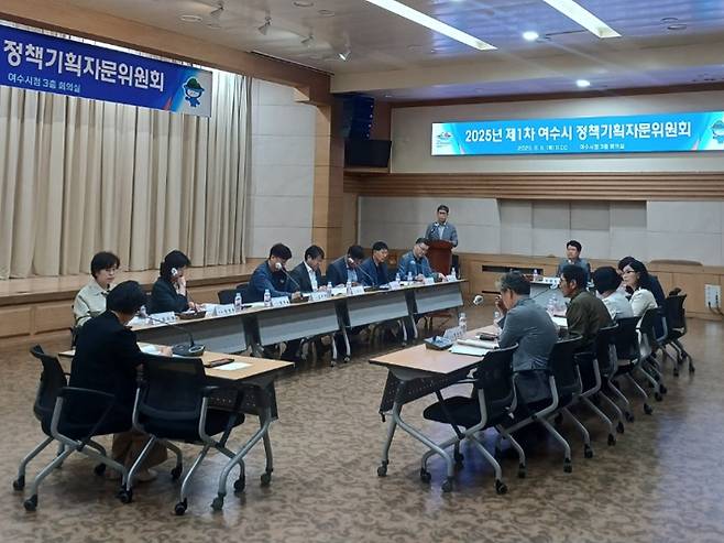 전남 여수시는 5일 시청 회의실에서 제1차 정책기획자문위원회를 개최했다. 여수시 제공