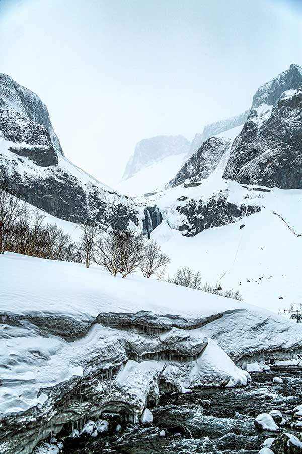 비룡폭포. 5월인데도 주변이 온통 눈과 얼음으로 뒤덮여 있는데 지열로 인해 연중 얼지 않는다.