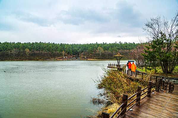 미인송공원은 가볍게 산책하기 좋다. 바로 옆 호수는 천지에서 온 두 갈래 물줄기가 합쳐지는 지점으로 이 물이 송화강을 이룬다.