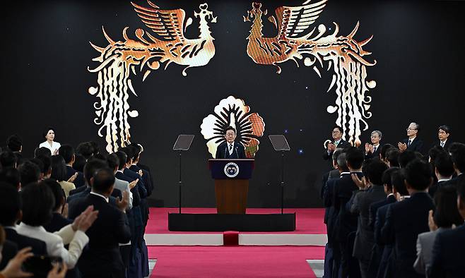 이재명 대통령이 4일 서울 여의도 국회에서 열린 제21대 대통령 취임선서식에서 박수를 받고 있다. 국회사진기자단