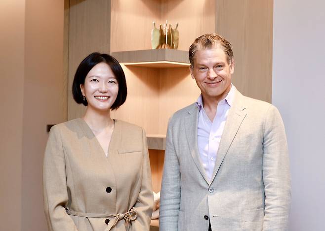 네이버 최수연 대표(왼쪽)와 넷플릭스 그렉 피터스(Greg Peters) 공동 최고경영자(CEO). 네이버 제공