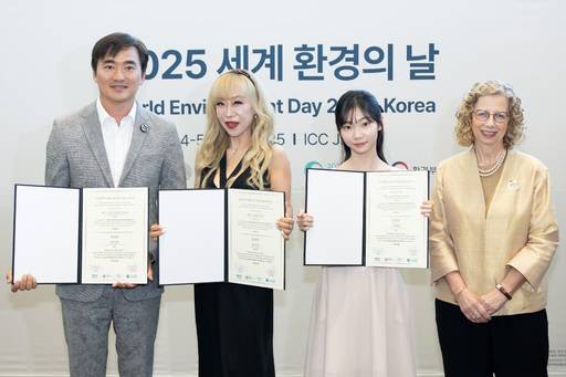 잉거 안데르센 UNEP 사무총장이 5일 제주 서귀포 소재 제주국제컨벤션센터에서 제54차 세계 환경의 날 홍보대사로 소프라노 조수미, 배우 김석훈, 배우 김태연을 위촉하고 함께 기념 촬영을 하고 있다. 환경부 제공