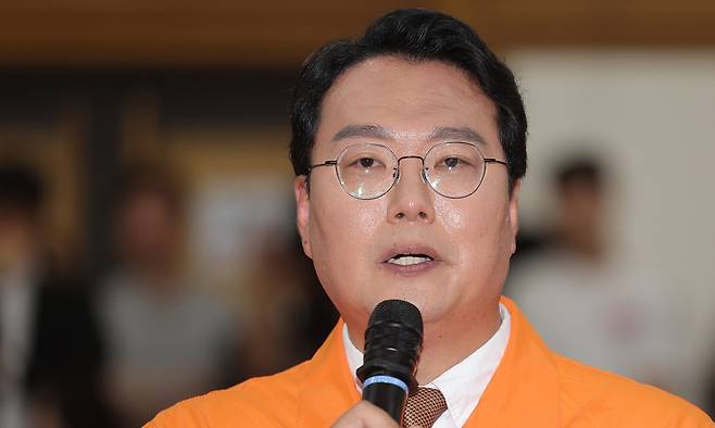 개혁신당 천하람 상임선대위원장이 3일 서울 여의도 국회 의원회관에 마련된 당 개표 상황실에서 방송 3사 출구 조사 결과를 확인한 뒤 소감을 밝히고 있다.연합뉴스