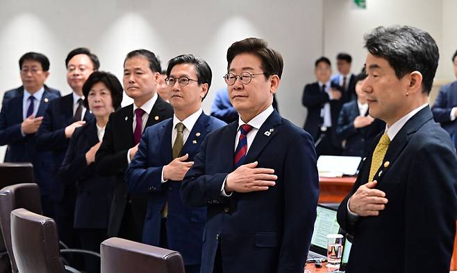 이재명 대통령이 5일 서울 용산 대통령실청사에서 취임 후 열린 첫 국무회의에서 국민의례를 하고 있다. 대통령실사진기자단