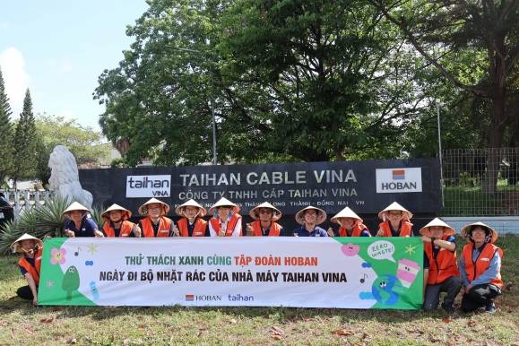 호반그룹이 세계 환경의 날을 맞아 ‘그린챌린지’ 캠페인을 진행한 가운데, 대한전선 베트남 생산법인 ‘대한비나’ 직원들이 지난 4일 호찌민시 현지 공장 인근에서 플로깅을 실시한뒤 기념 촬영하고 있다. 호반그룹 제공