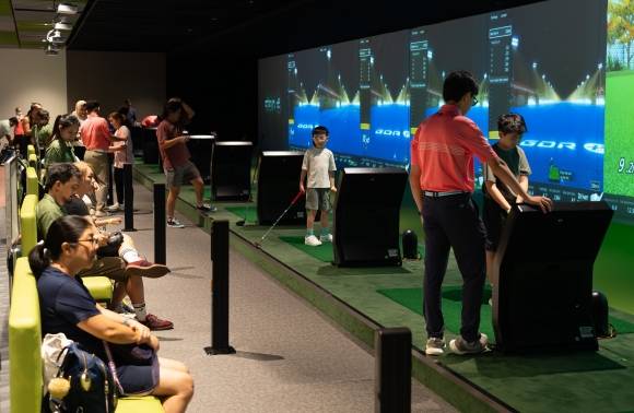 골프존이 5일 싱가포르 현지 기업과 공동 협업을 통해 복합 디지털 골프센터 2개점을 동시 오픈했다고 밝혔다. 사진은 지난 5월 31일 오픈한 싱가포르 다운타운 이스트 매장 모습. 골프존 제공