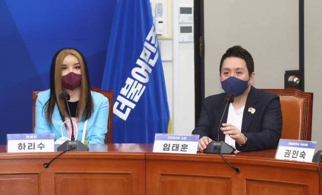 지난 2022년 5월 11일 국회 더불어민주당 당대표실에서 열린 차별금지법(평등법) 제정 관련 간담회에 참석한 하리수(왼쪽)와 임태훈 군인권센터 소장. 뉴스1