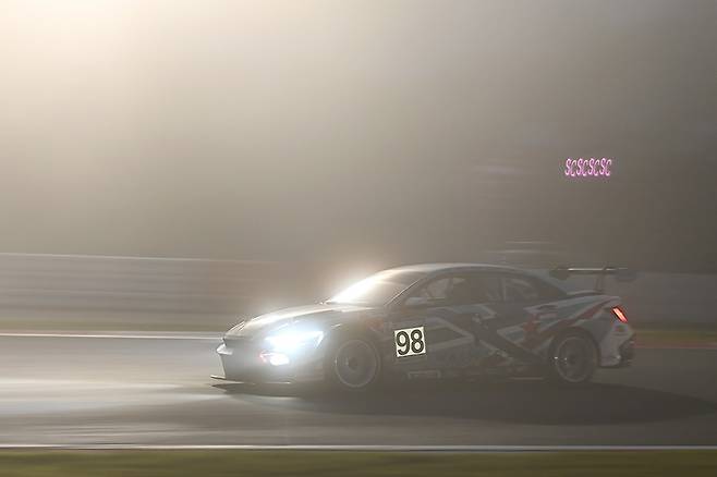 짙은 안개는 후지 24시간 내구 레이스의 또 다른 변수가 되었다. 사진: 김학수 기자