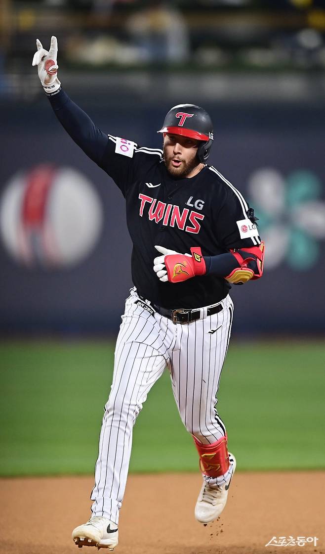 LG 오스틴 딘은 올해도 LG의 주전 1루수로 맹활약을 펼치며 팀의 승률 고공행진을 이끌고 있다. 2023년과 2024년에 이어 2025년에도 1루수 부문 골든글러브 수상이 유력한 후보 중 한명이다. 삼성 디아즈와의 치열한 경쟁이 흥미로울 것으로 예상된다. 스포츠동아DB