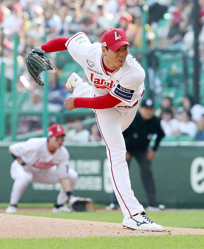 ▲ 올 시즌 리그 국내 선발 투수 중 세 번째 많은 이닝을 소화하며 SSG 로테이션을 지탱한 김광현 ⓒSSG랜더스