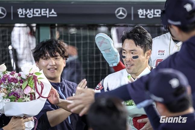 롯데 전준우(오른쪽)가 4일 사직 키움전에서 7회말 2루타로 2000안타를 달성한 뒤 더그아웃에서 축하를 받고 있다. /사진=롯데 자이언츠 제공