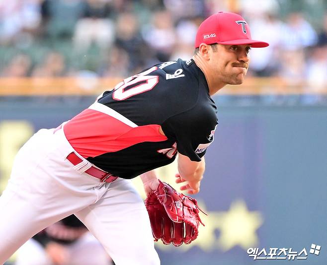 4일 오후 서울 송파구 잠실야구장에서 열린 '2025 신한 SOL Bank KBO리그' KIA 타이거즈와 두산 베어스의 경기, 1회말 KIA 선발투수 네일이 공을 힘차게 던지고 있다. 잠실, 김한준 기자