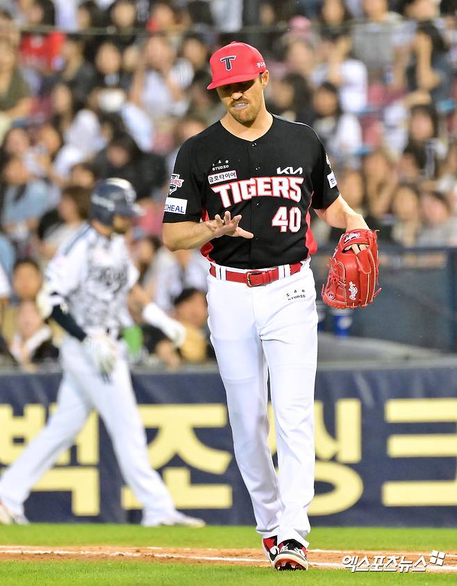 4일 오후 서울 송파구 잠실야구장에서 열린 '2025 신한 SOL Bank KBO리그' KIA 타이거즈와 두산 베어스의 경기, 5회말 1사 KIA 네일이 두산 케이브의 타구를 처리하는 과정에서 손에 통증을 느끼고 있다. 잠실, 김한준 기자