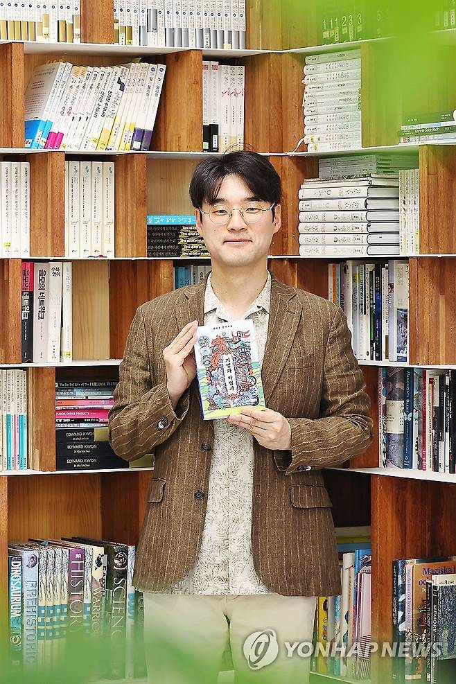 배명훈 작가, 판타지 소설 '기병과 마법사' 출간 (서울=연합뉴스) 진연수 기자 = 판타지 소설 '기병과 마법사'를 출간한 소설가 배명훈이 4일 오후 서울 마포구 북앤빌딩에서 진행된 연합뉴스와 인터뷰에 앞서 포즈를 취하고 있다. 2025.6.4 jin90@yna.co.kr