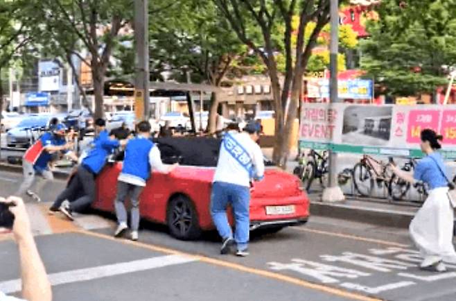 지난달 26일 오후 6시 10분쯤 대구 수성구 신매광장 벌어진 민주당의 대통령 선거 유세 현장에서 경적을 울리며 선거운동을 방해하던 차량이 선거운동원들을 차로 밀고 나가고 있다. 독자제공