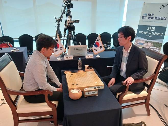 목진석 9단(왼쪽)과 이창호 9단이 8강전을 치르고 있다.(신안에서 MHN 엄민용 선임기자)