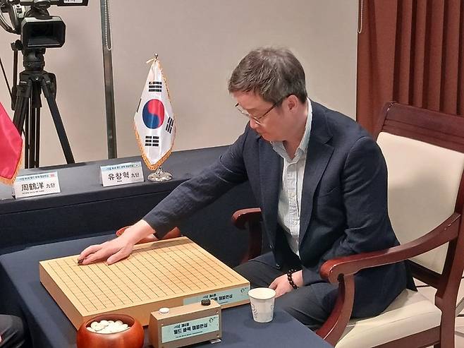 디펜딩 챔피언 유창혁 9단이 저우허양 9단과의 8강전에서 반상에 첫 수를 두고 있다.(신안에서 MHN 엄민용 선임기자)