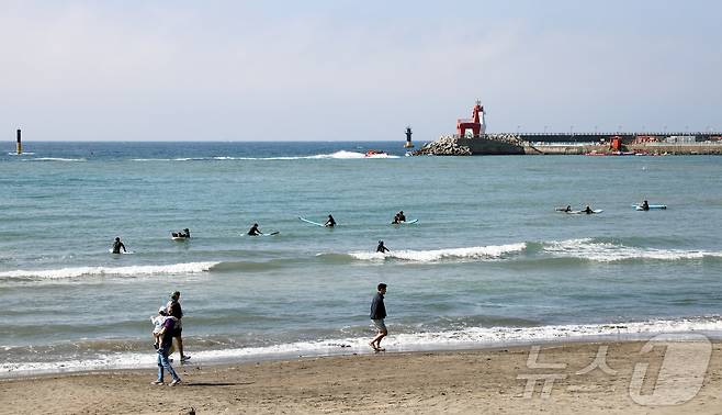 제21대 대통령 선거일인 3일 오후 제주시 이호테우해수욕장에서 나들이객들이 휴일을 즐기고 있다. 2025.6.3/뉴스1 ⓒ News1 오미란 기자