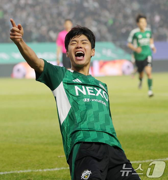 자신의 A매치 데뷔전에서 어시스트를 작성한 전진우 ⓒ News1 유경석 기자