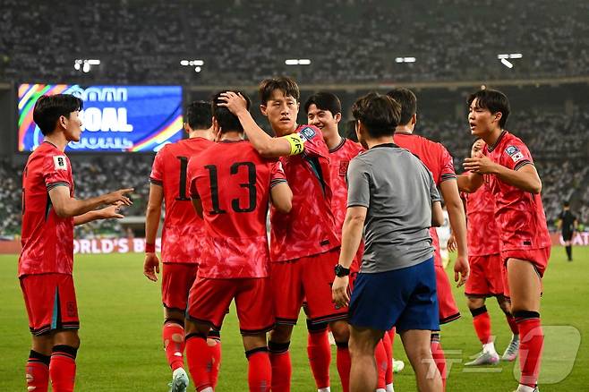 김진규의 첫 골 이후 환호하는 축구대표팀 ⓒ AFP=뉴스1