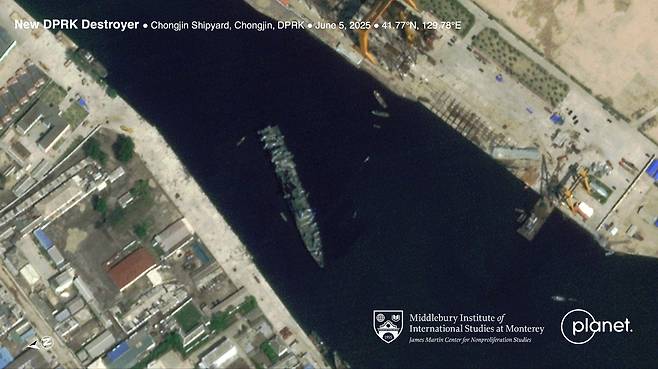 진수 도중 사고로 넘어졌던 북한의 신형 구축함의 균형을 찾아 청진항에 계류 중인 모습.(소셜네트워크서비스 엑스(X) 'Dr.Jeffery Lewis' 계정 갈무리.)