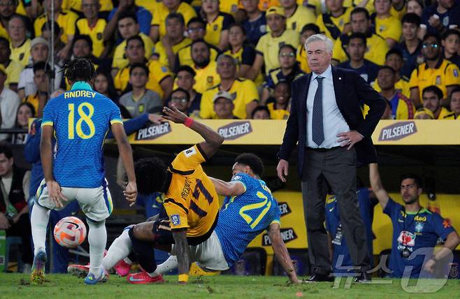 브라질과 에콰도르 경기를 지켜보는 카를로 안첼로티 브라질 대표팀 감독. ⓒ 로이터=뉴스1