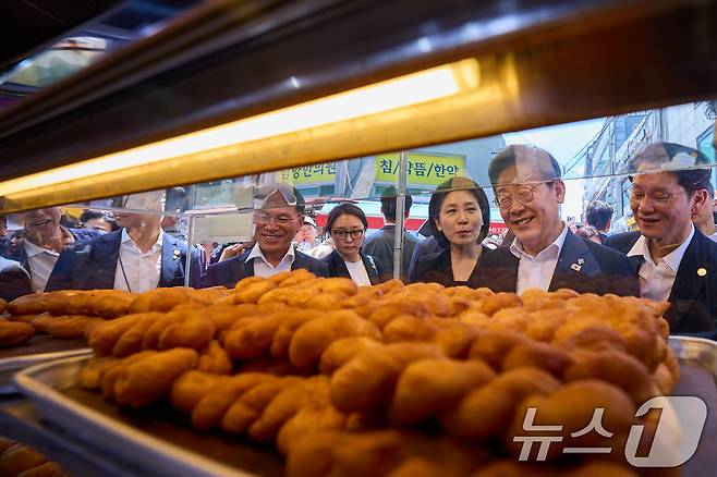 이재명 대통령과 김혜경 여사가 6일 서울 사당동 남성시장을 방문해 상인과 대화하고 있다. (대통령실 제공. 재판매 및 DB 금지) 2025.6.6/뉴스1