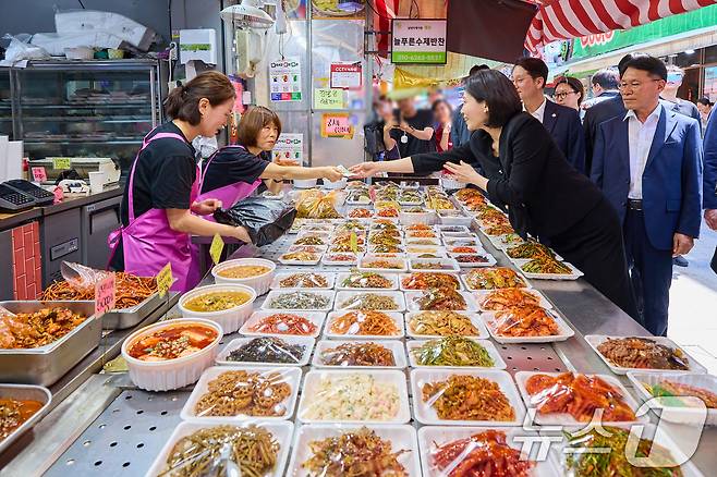 이재명 대통령의 부인 김혜경 여사가 6일 서울 사당동 남성시장을 방문해 반찬을 구매하고 있다. (대통령실 제공. 재판매 및 DB 금지) 2025.6.6/뉴스1