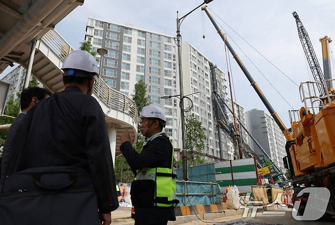 6일 오전 경기 용인시 기흥구 서천동 인덕원~동탄 복선전철 제10공구 노반신설 기타공사 현장에 '천공기'(지반을 뚫는 건설기계)가 넘어져 있다. 2025.6.6/뉴스1 ⓒ News1 김영운 기자