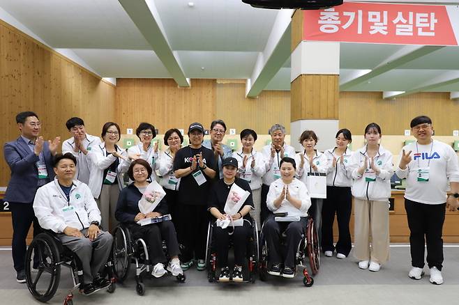 생일자 선수 축하 사진. 사진 | 대한장애인사격연맹