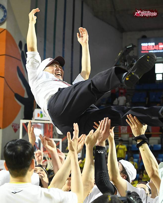 챔피언에 오른 뒤 헹가래를 받고 있는 조상현 감독. 창원 LG