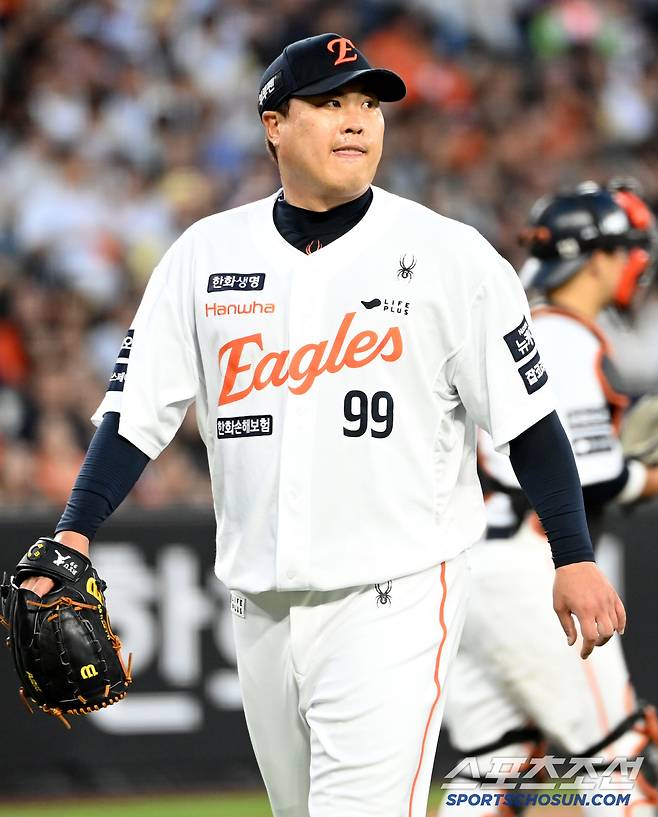 5일 대전 한화생명볼파크에서 열린 KT와 한화의 경기, 4회초 2사 만루 한화 류현진이 KT 안현민 타석을 앞두고 몸의 이상을 호소하며 교체되고 있다. 대전=허상욱 기자wook@sportschosun.com/2025.06.05/