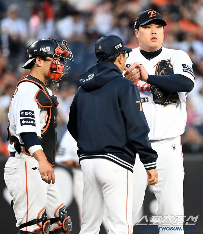 5일 대전 한화생명볼파크에서 열린 KT와 한화의 경기, 4회초 마운드에 오른 양상문 투수코치와 이야기를 하는 류현진. 대전=허상욱 기자wook@sportschosun.com/2025.06.05/