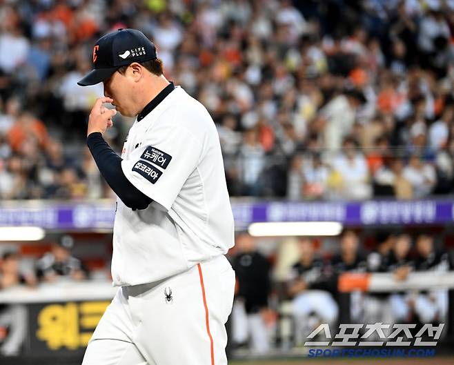 5일 대전 한화생명볼파크에서 열린 KT와 한화의 경기, 4회초 2사 만루 한화 류현진이 KT 안현민 타석을 앞두고 몸의 이상을 호소하며 교체되고 있다. 대전=허상욱 기자wook@sportschosun.com/2025.06.05/