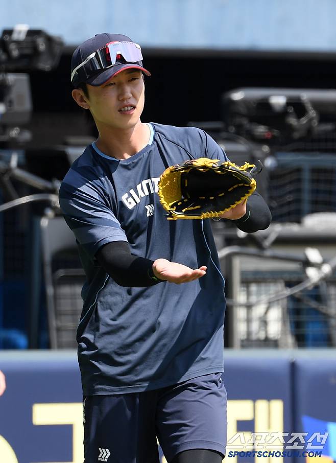 두산 김민석 세리머니를 따라하며 반갑게 인사를 건넨 롯데 전민재.