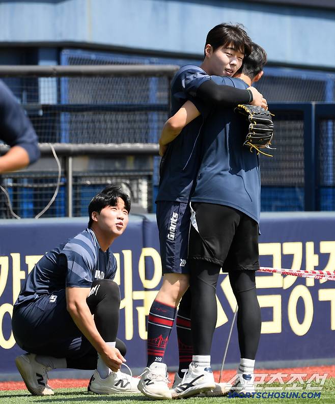 롯데 손성빈과 고승민은 말없이 두산 김민석을 따뜻하게 안아줬다.