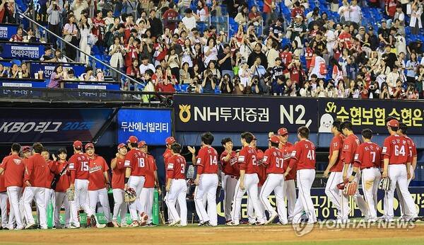 경기 후 하이파이브하는 SSG 선수단. ⓒ연합뉴스