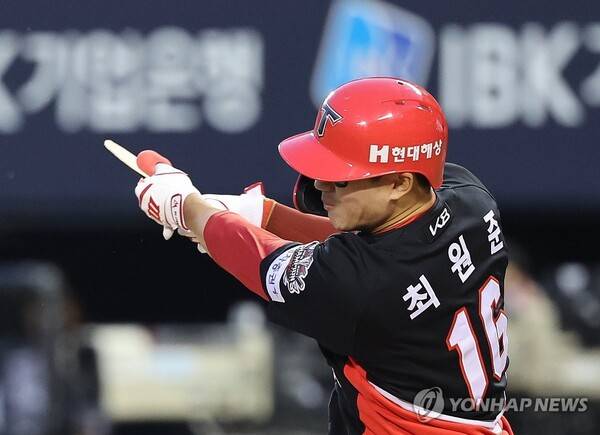타격하는 최원준. ⓒ연합뉴스