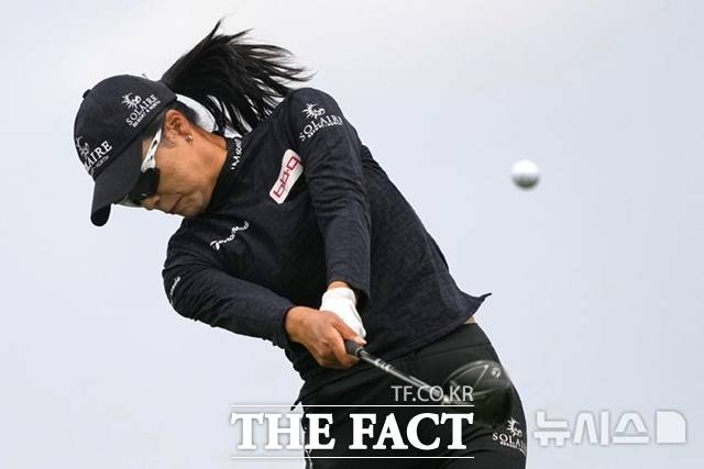 최근 부진을 거듭하다 US여자오픈서 공동 14위를 마크, 반전의 계기를 만든 윤이나가 첫날 12번홀에서 티샷하는 모습./AP.뉴시스