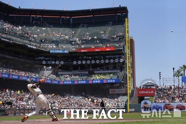 이정후가 6일(한국시간) 샌디에이고전에서 1회말 우중간 2루타를 때리고 있다. 시즌 17번째 2루타다. /샌프란시스코=AP.뉴시스